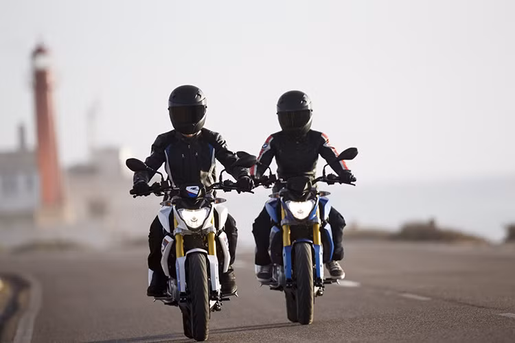 Tại thị trường Việt Nam, BMW G310R sẽ được BMW Motorrad bán ra với tổng cộng 5 màu sắc là đen, trắng, xanh dương, xám và trắng ngọc trai. Bên cạnh đó, BMW còn dành cho G310R một số phụ kiện như yên xe với chiều cao 760 hoặc 815 mm, ổ sạc 12V, tay lái có sưởi...