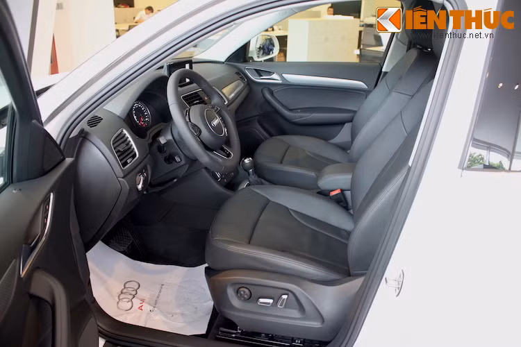 Bên trong cabin, nội thất của Q3 mới được bọc da gần như hoàn toàn; các ghế trước của xe có khả năng điều chỉnh điện đa hướng.