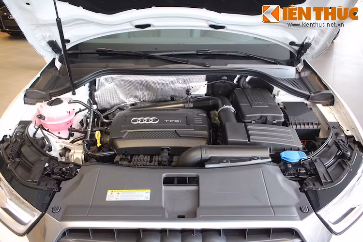 Vẫn sử dụng động cơ 2.0l TFSI 4 xi-lanh tăng áp như phiên bản cũ, nhưng công suất của Q3 mới đã được nâng thêm 10 mã lực, trong khi có mức tiêu thụ nhiên liệu thấp hơn 14%. Công suất tối đa của xe là 220 mã lực.