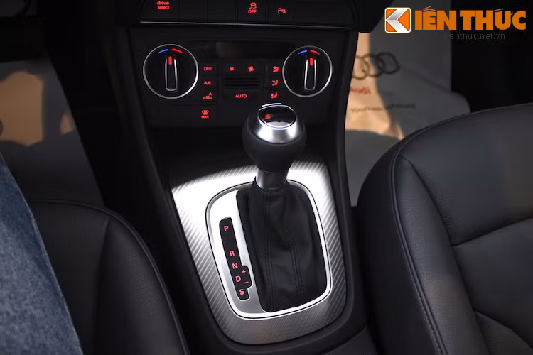 Sức mạnh động cơ được truyền tới 4 bánh thông qua hệ thống dẫn động quattro nổi tiếng của Audi và hộp số tự động S-tronic 7 cấp.