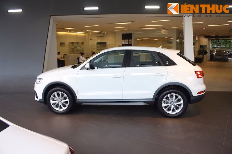 Xung quanh thân xe được bao bởi các tấm nhựa ốp màu đen khoẻ khoắn. Phía bên dưới các thành cửa, Q3 mới còn có thêm nẹp màu bạc tạo điểm nhấn ở hai bên thân xe.