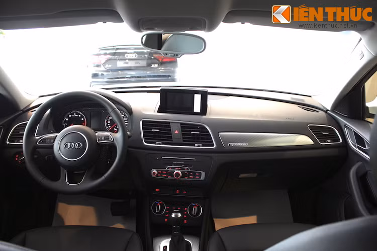 Các trang bị tiêu chuẩn trên Audi Q3 mới gồm vô-lăng 3 chấu bọc da đa chức năng, gương chiếu hậu ngoài chỉnh và gập điện, chức năng cảnh báo áp suất lốp...
