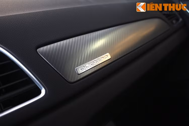 Nhiều chi tiết trên xe được ốp nhôm khắc vân tạo hiệu ứng carbon độc đáo, đem tới vẻ mạnh mẽ và cá tính cho nội thất Q3.