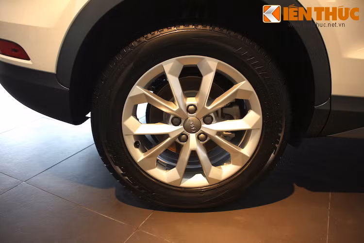 ompact crossover Q3 mới cũng được trang bị bộ mâm đúc với thiết kế hoa 5 cánh kép ấn tượng hơn bản cũ.