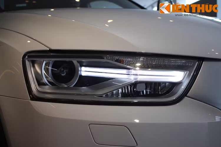 Cụm đèn pha bixenon trước của xe được tích hợp đèn chiếu sáng ban ngày LED theo truyền thống của Audi, tuy nhiên choá đèn cùng cách bố trí các dải LED đã được sửa đổi lại khiến Q3 mới trông hiện đại hơn.