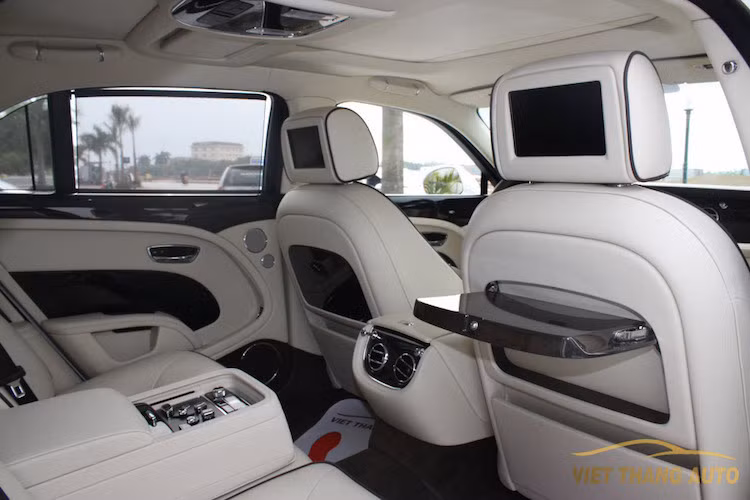 Cũng có bàn gấp làm việc như Mulsanne Speed nhưng chiếc Mulsanne bản thường không có tích hợp iPad giải trí nếu không đặt trước với Mulliner. Tuy nhiên chiếc xe vẫn sở hữu hệ thống thông tin giải trí dành riêng cho các VIP ngồi sau, được gắn trên tựa đầu ghế trước.