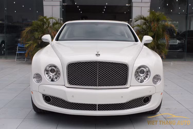 Tại Việt Nam, siêu xe sang Bentley Mulsanne cũng đã xuất hiện khá nhiều. Gần đây, một chiếc Bentley Mulsanne Speed bản thể thao Speed cũng đã được nhập chính hãng về Hà Nội. Chiếc Mulsanne trong bài này là bản thường, được đặt qua chương trình cá nhân hóa Mulliner và nhập khẩu tư nhân.