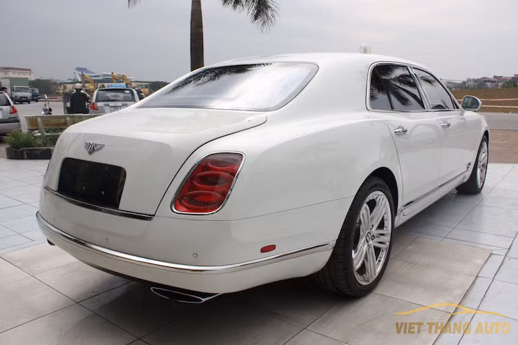 Phía sau xe có thiết kế thanh lịch và hiện đại với đèn pha đặt dọc gồm các bóng LED xếp thành 3 hình elip chồng lên nhau.