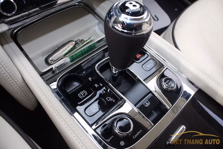 Xe sử dụng hộp số tự động 8 cấp ZF và hệ dẫn động cầu sau, cùng những hệ thống hỗ trợ người lái hiện đại nhất.