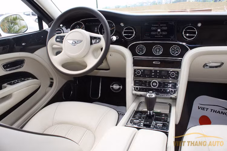 Không giống như bản Speed, các pedal của xe không phải là loại thể thao được đục lỗ tăng ma sát.