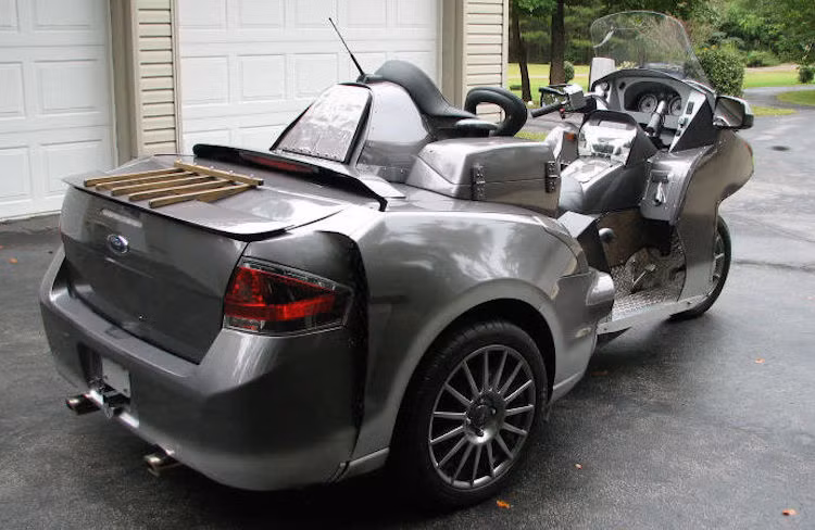 Chiếc xe 3 bánh kỳ dị này đang được treo giá 8600 USD (tương đương 195 triệu đồng).