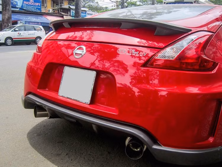 Ở phía sau, chiếc 370Z này có hệ thống ống xả "độ" cùng cánh đuôi nhỏ gắn trên cốp. 