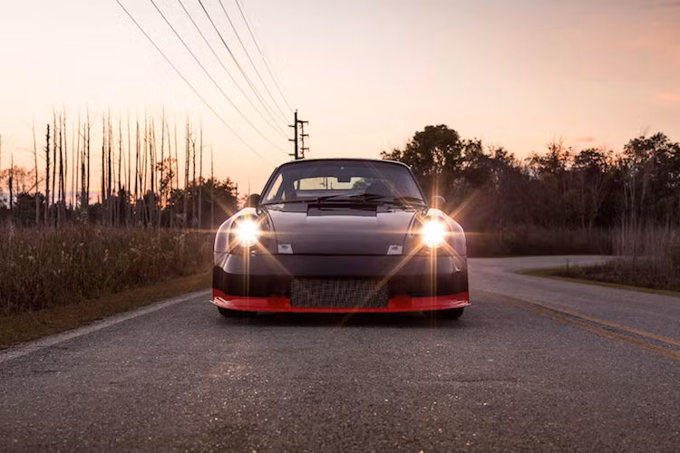 Được sản xuất từ năm 1975 tới 1989, Porsche 911 Turbo thế hệ đầu tiên, với tên mã 930 tới nay vẫn được coi là một trong những chiếc xe thể thao "vĩ đại" nhất, khi nó giúp gắn liền tên tuổi của Porsche với những chiếc xe tăng áp cả trên đường đua lẫn đường phố tới tận nay.