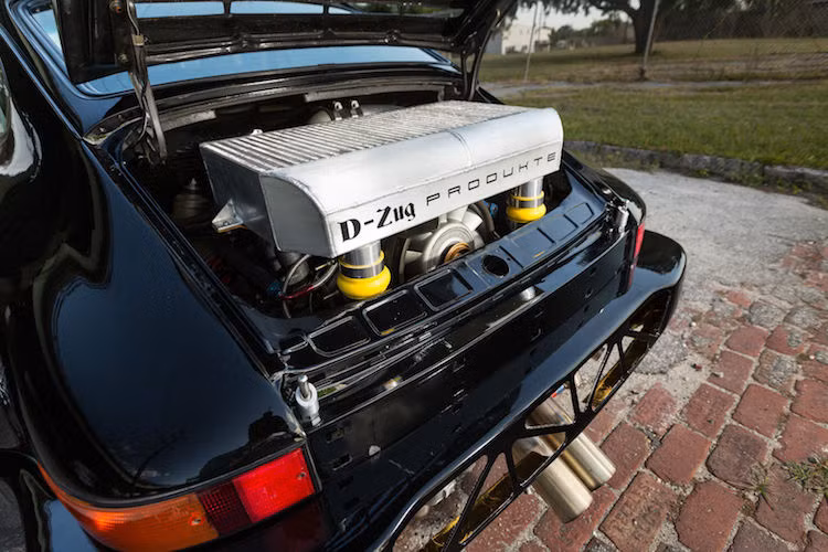 Không chỉ sở hữu ngoại hình xe đua, động cơ của Projekt Mjølner cũng đã được độ lại hoàn toàn. Vẫn có dung tích 3.5l và kết cấu 6 xi-lanh nằm ngang, nhưng các tăng áp của xe đã được thay bằng loại Garrett GT-30 tương tự như xe đua.