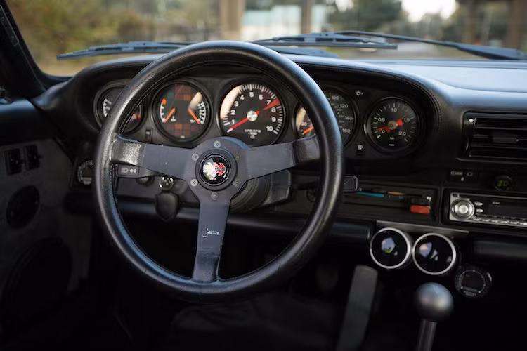 Vô-lăng của xe được thay bằng tay lái thể thao của Momo, trong khi các đồng hồ chỉ báo được giữ nguyên bản.