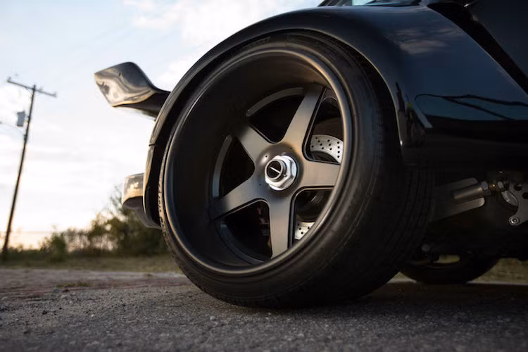 Hệ thống treo của xe được đặt riêng và do hãng Bilstein của Đức sản xuất. Bộ mâm của chiếc 930 Turbo này cũng là "hàng thửa" bởi hãng Forgeline.