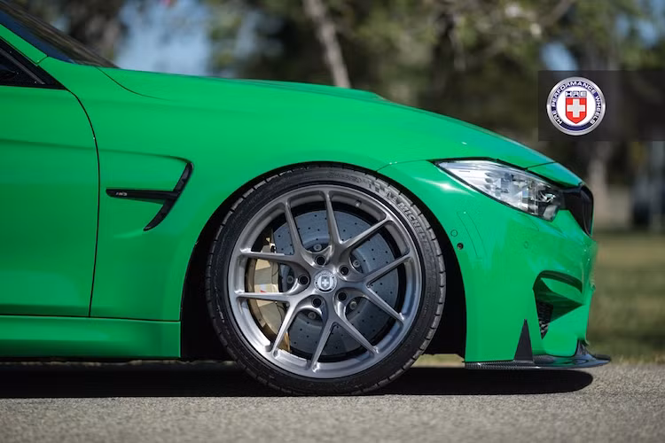 Gam màu xanh này hoàn toàn không có trong danh sách tuỳ chọn màu của BMW, chính vì vậy chủ xe phải đặt hàng qua chương trình BMW Individual hoặc nhờ vào một xưởng sơn bên ngoài.