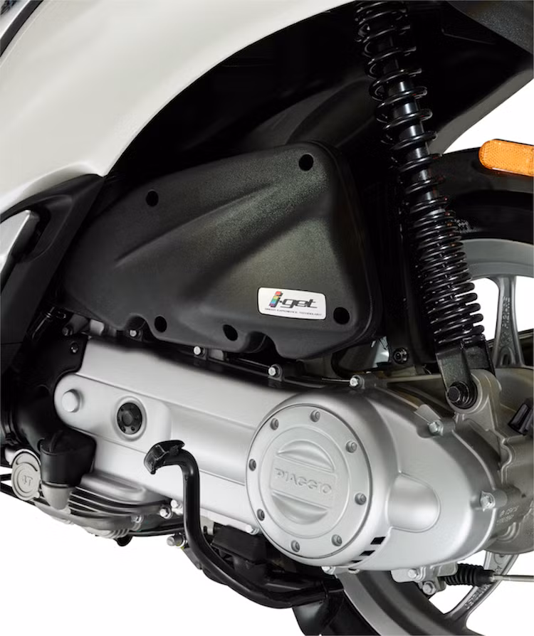 Liberty 125 được trang bị thế hệ động cơ iGet hoàn toàn mới, với những ưu điểm như trục khuỷu có quán tính tăng 24%, bộ đề khởi động có tiếng ồn giảm 70%, ốp động cơ cách âm, cảm biến khí được tích hợp, công nghệ 3 valve...