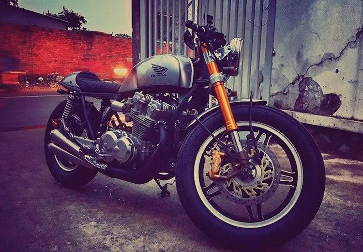  Bản độ Honda CB750 cafe racer này đã được garage Tự Thanh Đa làm theo yêu cầu của một doanh nhân trẻ tại Hải Phòng.