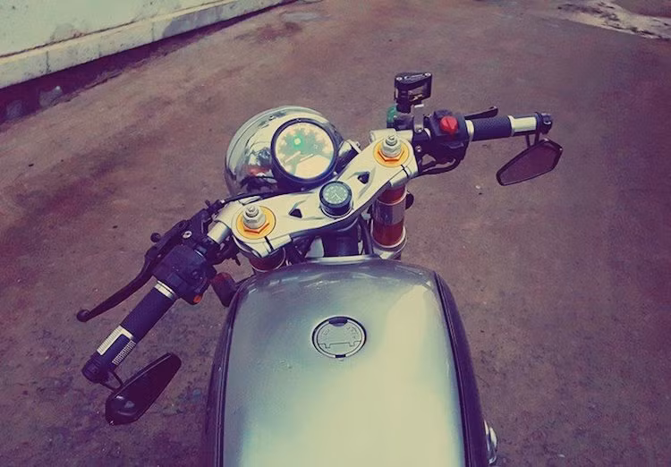 Bình xăng được gò lại theo phong cách cổ điển, dùng nắp xăng nhỏ gọn độc đáo. Chảng 3 của xe lấy từ Ducati 1098, kết hợp với đồng hồ điện tử độ, một đồng hồ báo giờ nhỏ và cùm phanh Accosato.