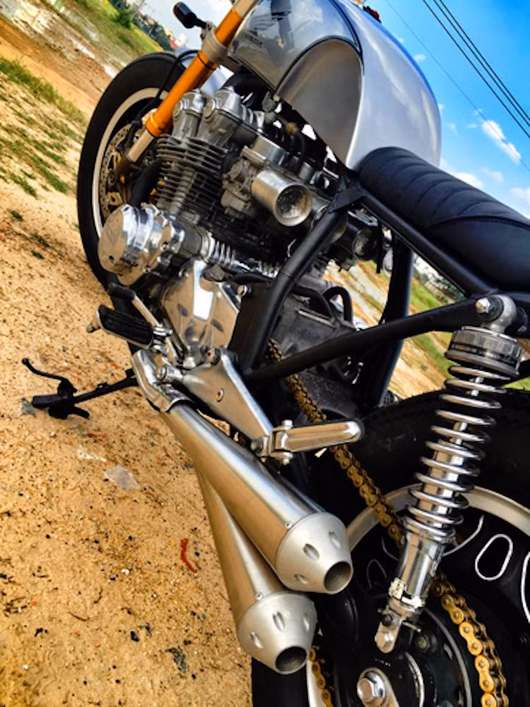 Cuối cùng, hệ thống xả với 4 pô "quả chuỳ" chế tạo thủ công đã kết thúc những thay đổi trên xe.