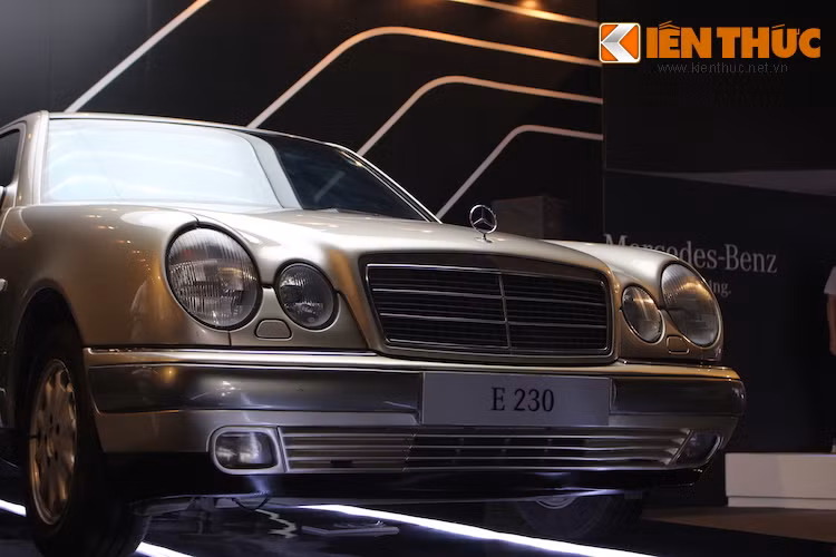 Thiết kế của thế hệ E-Class này luôn được giới phê bình đánh giá cao, và nó cũng đã từng đạt giải thưởng về thiết kế danh giá "Red Dot Design Award" ngay sau khi ra mắt.