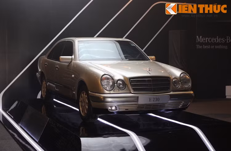 Nhân dịp kỷ niệm 20 năm ngày thành lập, liên doanh Mercedes Việt Nam đã mượn chiếc Mercedes E-Class đầu tiên được lắp ráp ở nước ta để trưng bày tại tuần lễ Mercedes Fashion Week 2015.