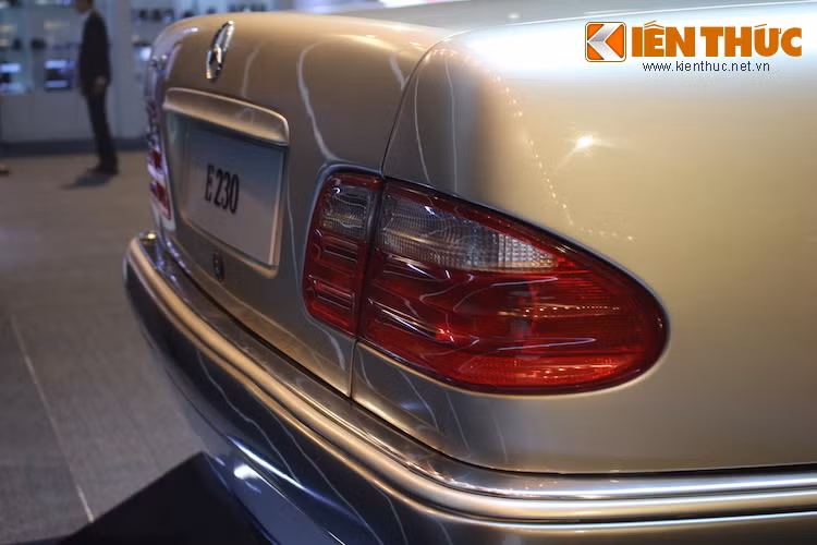 Đồng thời, các chi tiết như đèn hậu hay đèn pha kép trên E-Class tiếp tục xuất hiện trên mẫu siêu xe "đỉnh" nhất mà Mercedes từng chế tạo - CLK GTR.