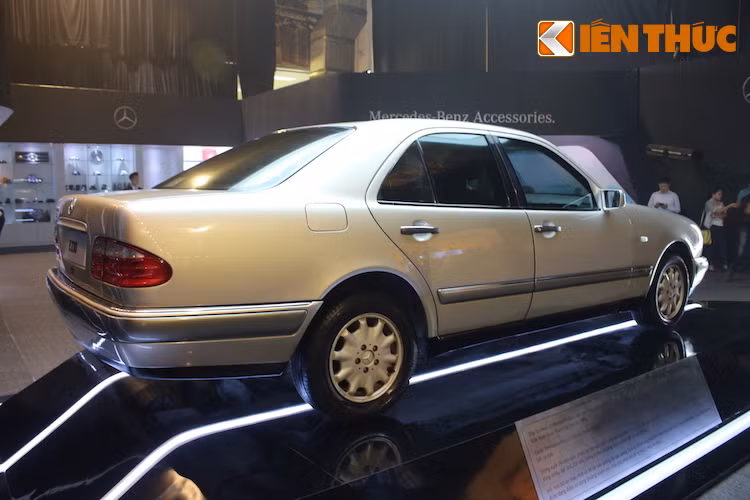 Đây là phiên bản E230, thuộc thế hệ E-Class thứ 2 với mã chassis là W210, được sản xuất từ 1995-2003.