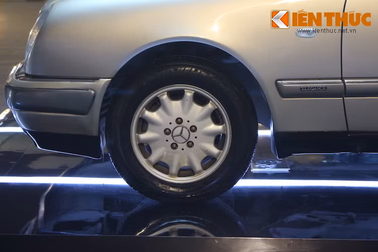 Thiết kế của thế hệ E-Class W210 "xuất sắc" tới nỗi sau đó, Mercedes đã tung ra dòng coupe CLK với kiểu dáng tương tự.