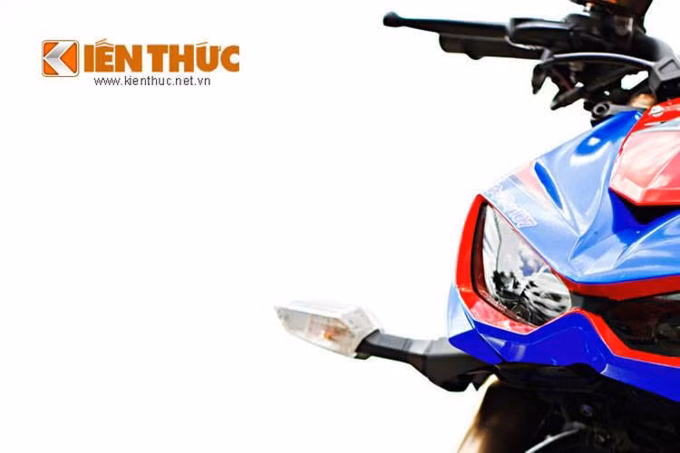 Ngay cả viền trong của đèn pha cũng được dán decal cẩn thận.