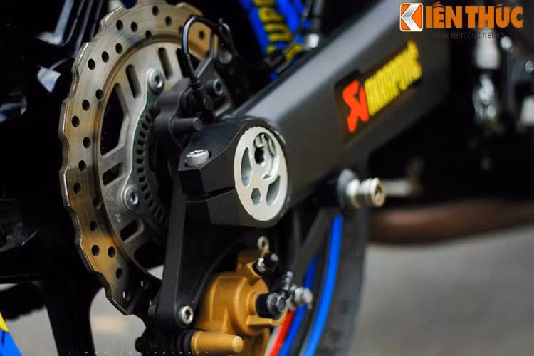 Ngay tới cả mâm xe cũng được dán decal với logo Superman.