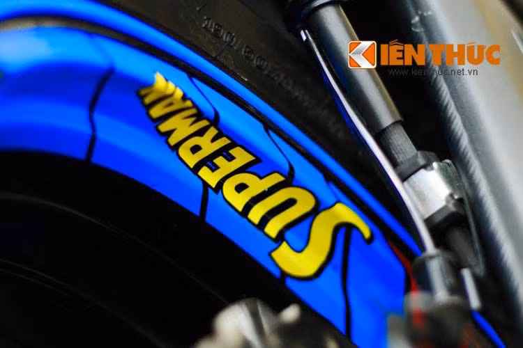 Cận cảnh mâm xe được dán decal, chứng tỏ độ cầu kỳ của chủ xe.