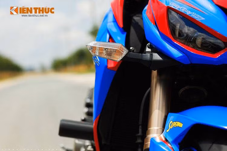 Chống đổ được lắp bên cạnh động cơ.