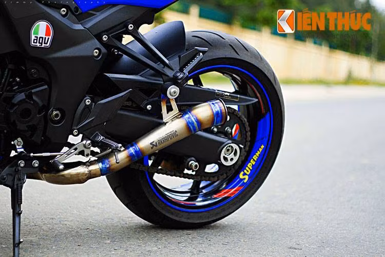 Không chỉ có dàn tem mới, chiếc Z1000 phiên bản Superman còn mới có thêm pô độ Akrapovic Megaphone mới.