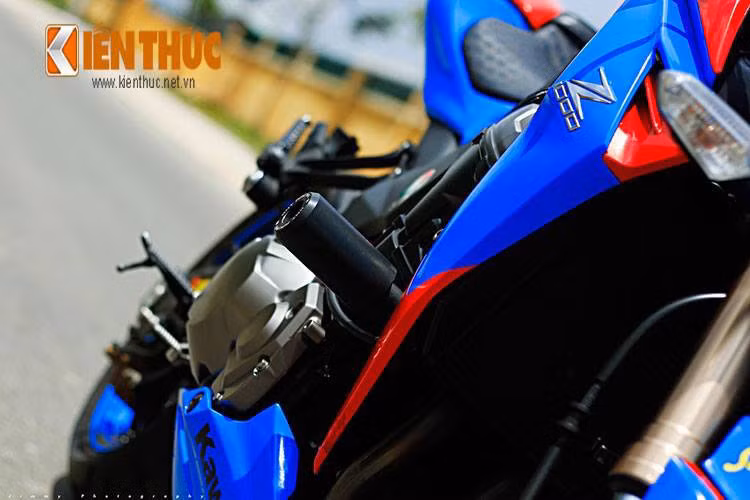 Toàn bộ chiếc xe được dándecal với hai tông màu đỏ - xanh của "siêu nhân" Superman.