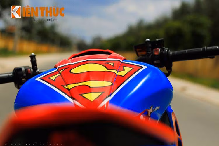 Sau khi "chán" tông màu nữ tính của phiên bản trước, cậu đã tìm tới nét mạnh mẽ của Superman bằng bộ tem trùm mới.