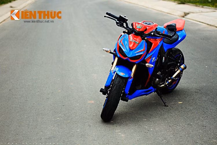 Với bộ tem trùm toàn thân mới, chủ xe đã đảm bảo rằng chiếc Z1000 của mình không thể bị nhầm lẫn giữa những chiếc Z1000 khác đang có mặt ở Việt Nam.