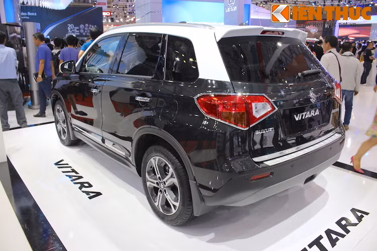 Do không còn có lốp dự phòng treo phía sau như các thế hệ trước nên phần đuôi của Vitara đã trỏ nên gọn gàng và cân đối hơn rất nhiều.