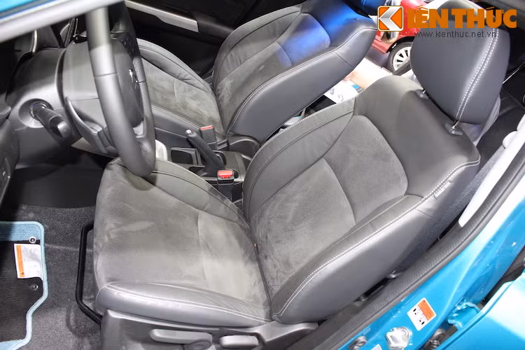 Nội thất của xe được bọc kết hợp giữa chất liệu giả da và nhung. Hàng ghế trước không có chỉnh điện, hoàn toàn sử dụng chỉnh cơ.