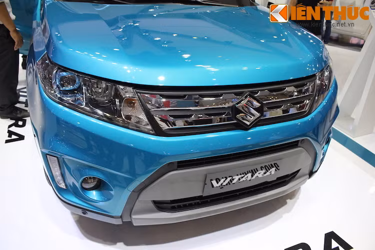 Hướng tới nhóm khách khàng trẻ, Vitara mới sở hữu thiết kế thể thao và năng động hơn, với thân xe tập hợp nhiều từ những đường thẳng và nét gấp khúc. Cụm lưới tản nhiệt mạ chrome nối liền cùng các đèn pha hình bình hành khiến cho Vitara mới trông rất "ưa nhìn".