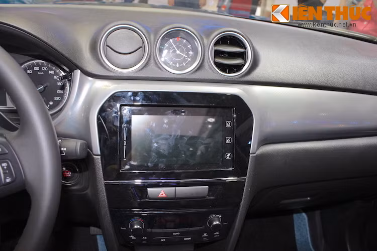 Dù không có ghế điện nhưng bù lại, Vitara vẫn được trang bị hệ thống thông tin giải trí với màn hình ở bảng điều khiển trung tâm kèm theo các kết nối USB, Bluetooth, AUX và khe cắm thẻ SD.