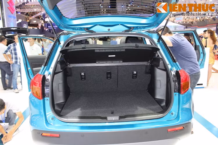 Tuy nhiên, ngay cả khi không gập hàng ghế sau lại thì Vitara cũng có môt khoang hành lý rộng rãi tới 375 lít, đủ để chứa 3 vali du lịch cỡ lớn. Nếu gập hết hàng ghế sau lại, thể tích khoang hành lý sẽ được mở rộng thành 1120 lít.