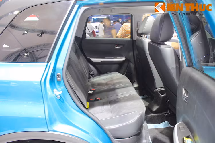 Hàng ghế sau có thể ngồi 3 người cùng khả năng gập 60/40 đem tới khả năng bố trí khoang hành lý linh hoạt.