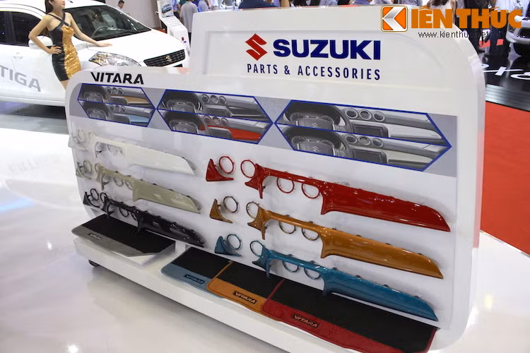 Ngoài việc bán xe, Suzuki cũng đem về nhiều phụ kiện thú vị dành riêng cho Vitara, chẳng hạn như các tấm ốp nội thất và thảm trải sàn trùng màu với thân xe.