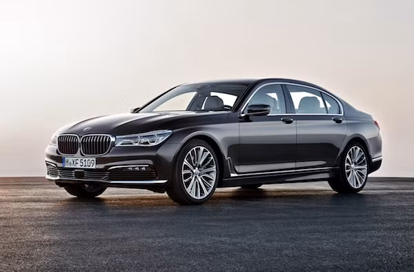 BMW 760Li se su dung chung dong co voi Rolls-Royce