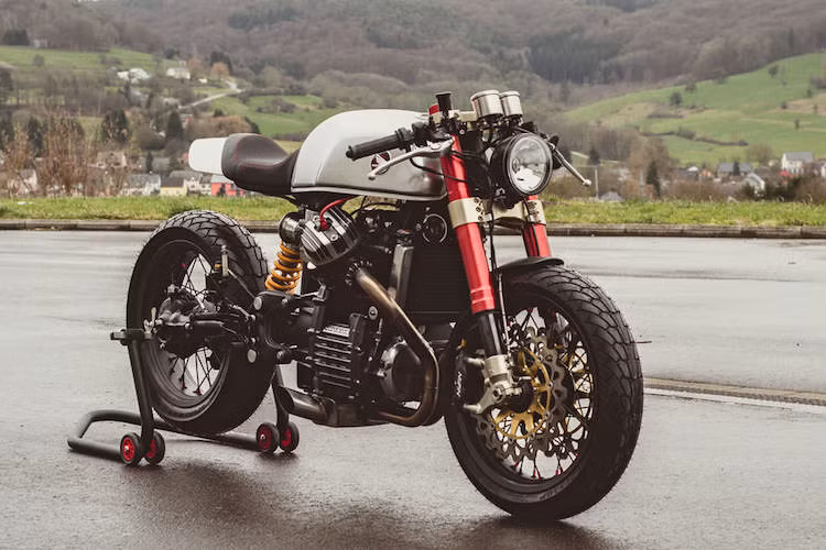 Honda CX500 Cafe: Nhà thiết kế Sacha Lakic ở Luxemburg đã gây ấn tượng bởi chiếc CX500 độ cafe racer "hi-end", được mệnh danh là "Moto Guzzi dành cho người nghèo".