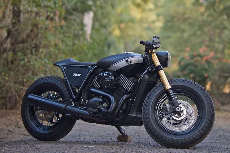 Harley-Davidson Street Rajputana: Từ mẫu Street 750 "giá rẻ" của Harley-Davidson, xưởng Street Rajputana đã biến chiếc xe thành một mẫu cafe racer mạnh mẽ với lốp "béo" và màu sơn đen nhám.