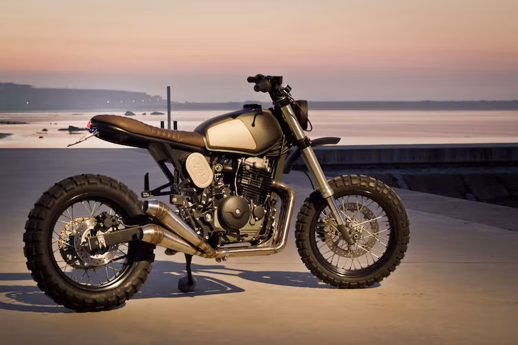 Honda FMX650 Muxima: Đến từ xưởng độ ở Bồ Đào Nha Ton-Up Garage, chiếc "cào cào" Honda FMX đã trở thành một mẫu tracker với độ bền bỉ và khả năng địa hình vượt trội của xe supermotard sau khi độ.