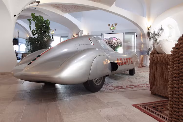 Dù là những người giàu có, sở hữu những chiếc xe hiếm nhất Thế giới nhưng họ vẫn luôn sẵn lòng chia sẻ niềm đam mê xe với khách thăm quan, và để những "con cưng" của mình tự do cho du khách nhìn ngắm, "sờ tận tay".